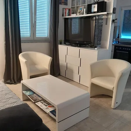 아파트 Adi 로비니