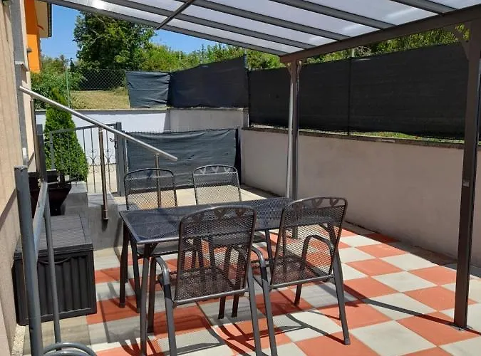 아파트 Adi 로비니